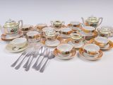 de nombreux types de tasses et soucoupes pour le thé et le café