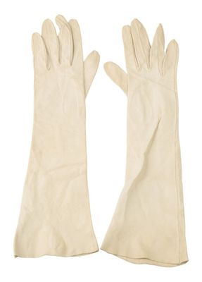 HERMES. Paire de gants long en cuir d'agneau écrue.