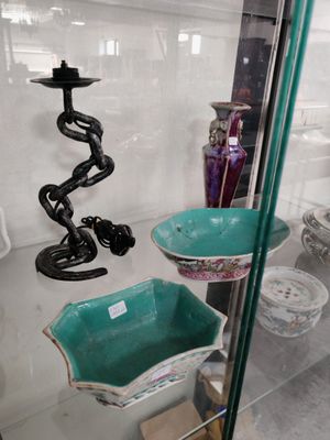une vitrine remplie de différents types de vases