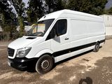 une camionnette blanche garée sur un terrain