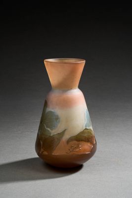 ETABLISSEMENTS GALLÉ (1904 – 1936) Vase conique sur talon an…