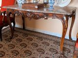 une table sur laquelle sont posés deux vases, dans une pièce