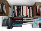 de nombreux livres qui se trouvent dans une boîte sur la table