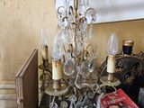 une table sur laquelle se trouvent un livre et un lustre