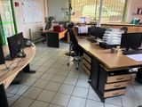 une salle où se trouvent de nombreux bureaux et ordinateurs