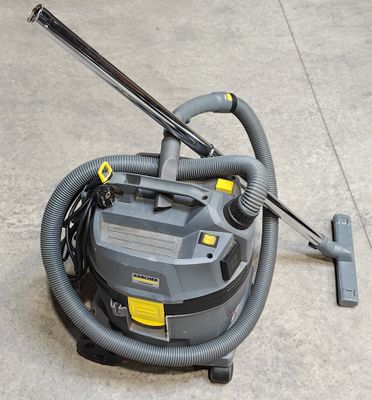 une photo d'un aspirateur posé par terre