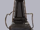 une chaise noire attachée à une autre chaise