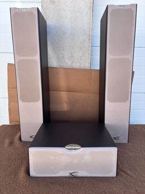 deux haut-parleurs posés sur une boîte en carton