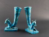 une paire de vases bleus ornés d'un cheval et d'un chien