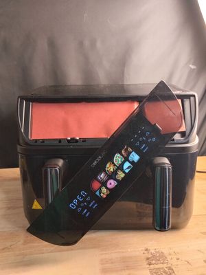 un téléphone portable posé sur une boîte