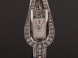 une montre pour femme de style Art déco, sertie de diamants disposés en forme de larme