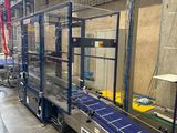 un tapis roulant au milieu d'un entrepôt