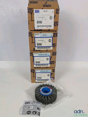 une boîte contenant trois brosses à roues posée sur une table