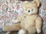 un ours en peluche assis sur un canapé