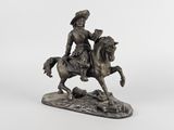 statue en bronze représentant un homme à cheval accompagné d'un chien