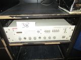 une photo d'une radio posée sur une table