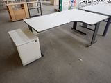 un bureau blanc et une chaise blanche dans une grande pièce