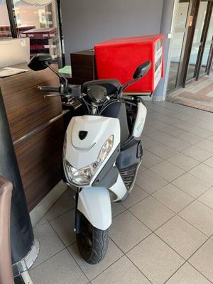 une moto garée dans le hall d'un restaurant