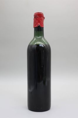une image représentant une bouteille de vin avec un bouchon rouge