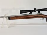 un gros plan d'un fusil équipé d'une lunette de visée sur fond blanc
