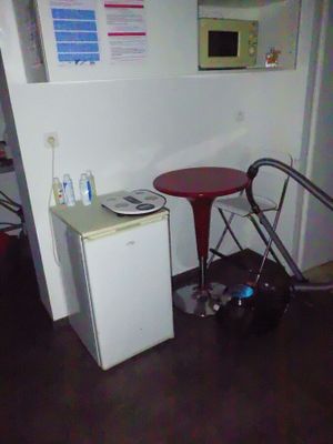 une petite table et une chaise dans un coin de la pièce