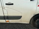 une camionnette blanche avec une bande rouge garée sur un parking
