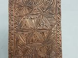 une vieille boîte en bois ornée d'un motif décoratif