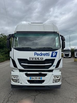 un camion blanc garé sur le bord de la route