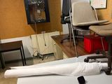un parapluie blanc posé sur une table dans une pièce