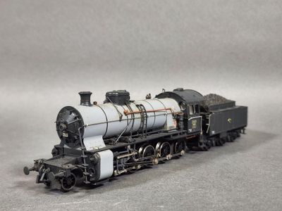 un petit train assis sur les rails