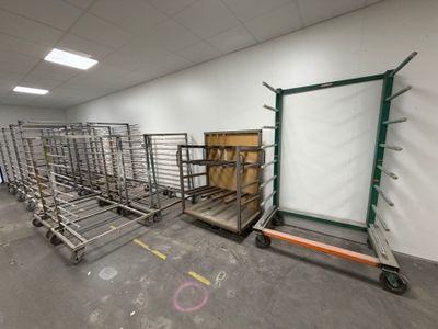 une pièce où se trouvent de nombreuses étagères et des chariots