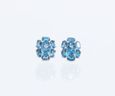 une paire de boucles d'oreilles en topaze bleue et diamants