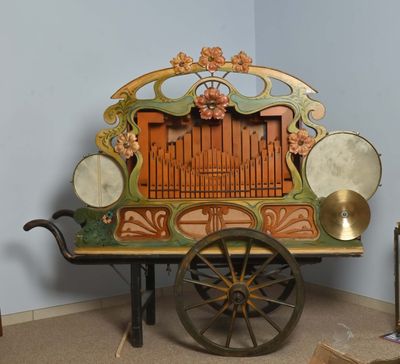 une charrette en bois sur laquelle est posé un instrument de musique