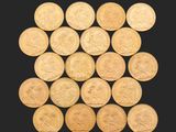 une pile de pièces d'or sur fond noir
