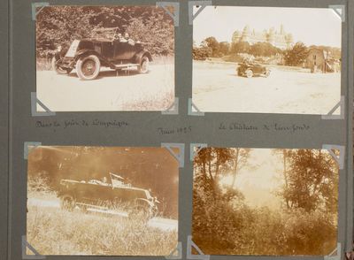une vieille photo montrant un groupe de voitures anciennes garées dans un champ