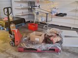plusieurs boîtes sur une palette dans un entrepôt