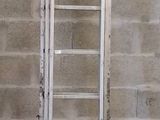 une échelle adossée au mur d'une pièce