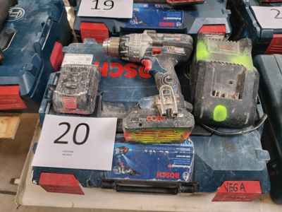 de nombreux outils exposés dans le magasin