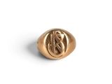 gros plan d'une bague en or sur fond blanc