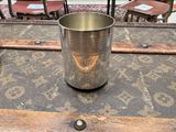 une tasse en métal posée sur un bagage