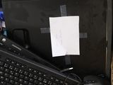 une boîte contenant un clavier, une souris et d'autres objets