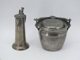 un vase en argent et un vase en argent sur fond blanc