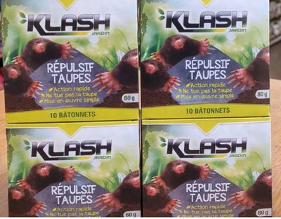quatre boîtes de « Kush Repoliste Taupes » sont posées sur une table