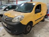 une camionnette jaune garée dans un garage