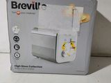boîte contenant un grille-pain Brevillel posée sur un plan de travail