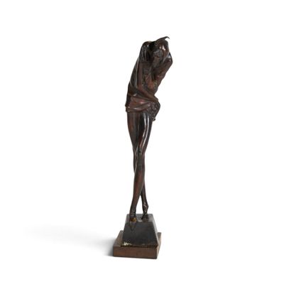 une statue en bronze représentant une femme tenant sa tête entre ses mains