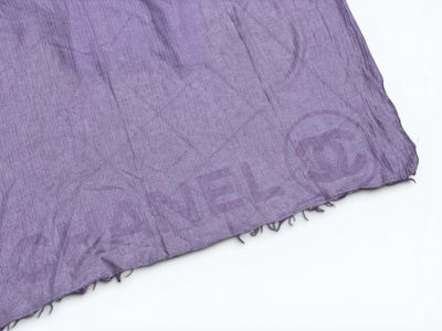une écharpe violette sur fond blanc, avec une photo en noir et blanc