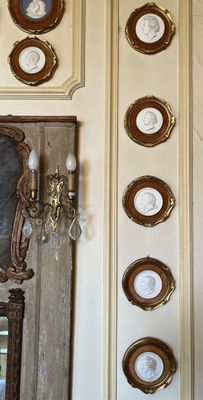 Il y a beaucoup d'assiettes accrochées au mur dans cette pièce