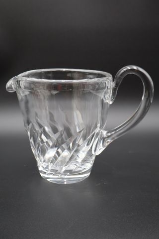Pichet en cristal de St Louis. H 18 L 23. Pastille au-dessous. 
