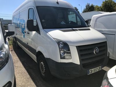 une camionnette blanche garée dans un parking